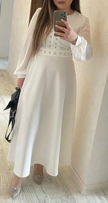 Продам два белых платья для узату