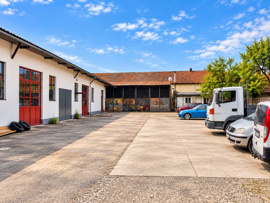 Imobil situat central,1465 mp teren,500 mp cladiri