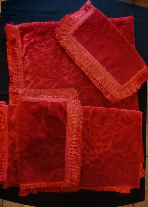 Cuvertură + alte 4 piese noi din catifea rosie cu model și franjuri
