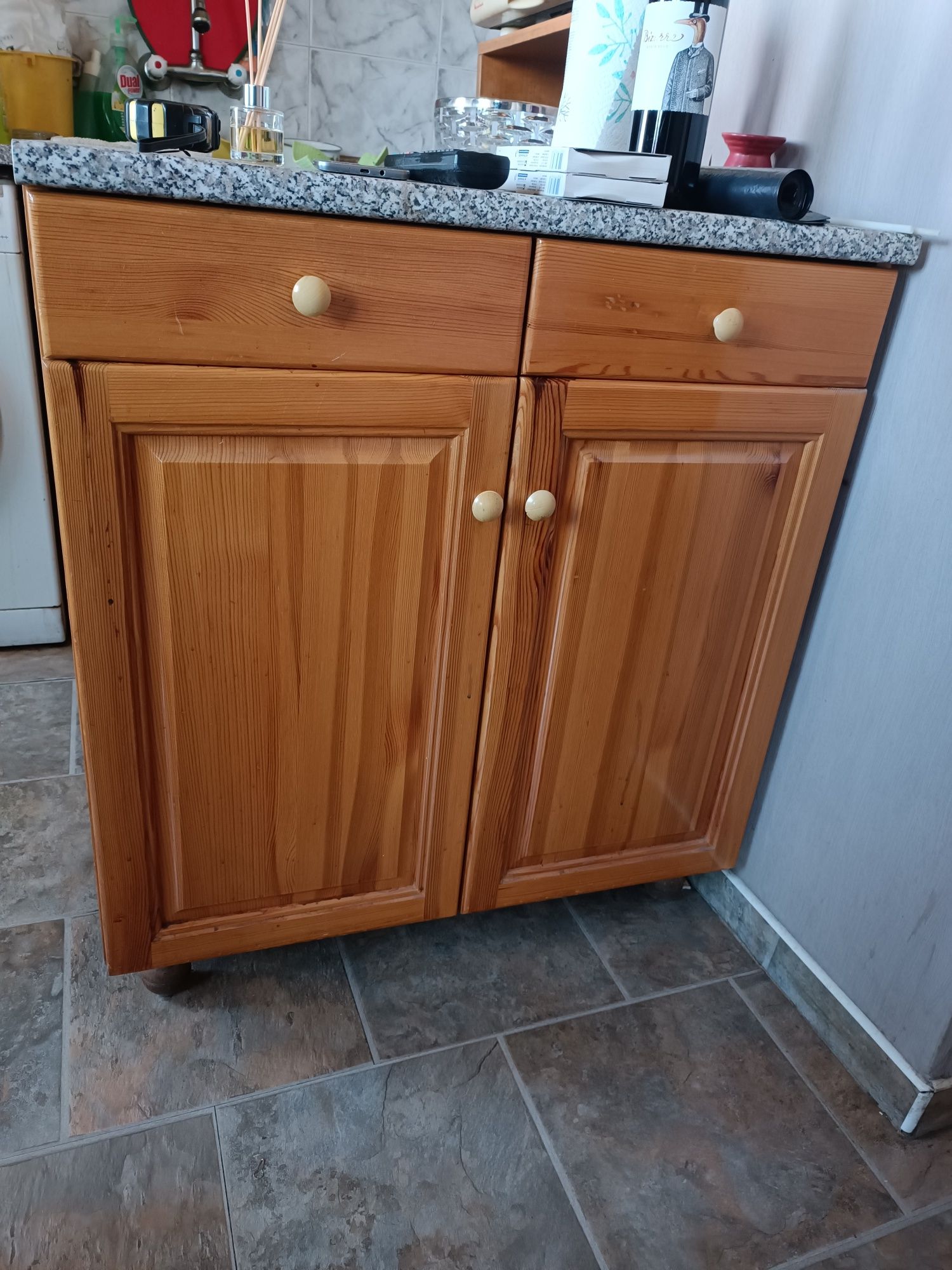 Продавам дървен кухненски шкаф. Височина 90 см. Ширина 40 см. Дълбочин ...