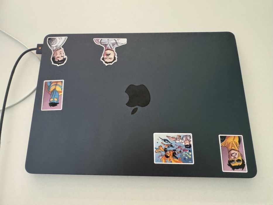 macbook air m3, 8/256 midnight