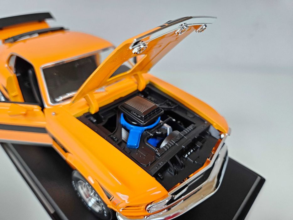 Vand colectie machete auto Camaro vs Mustang scara 1:18