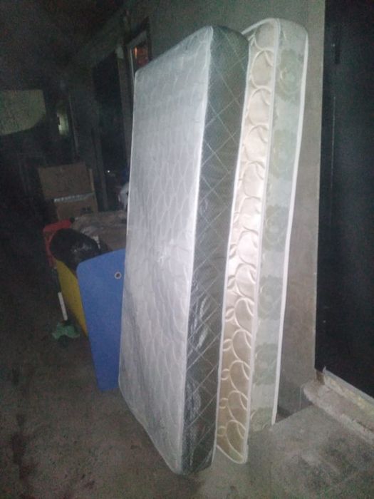 Две матраса белые