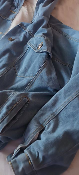 Geaca de blugi superba  imblanita cu gluga marimea xl format oversize