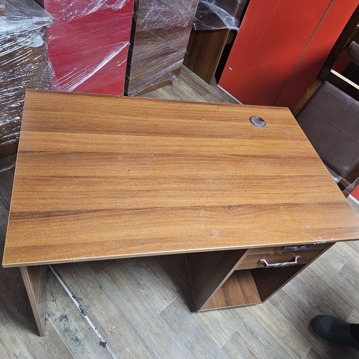 Офисный стол с тумбой