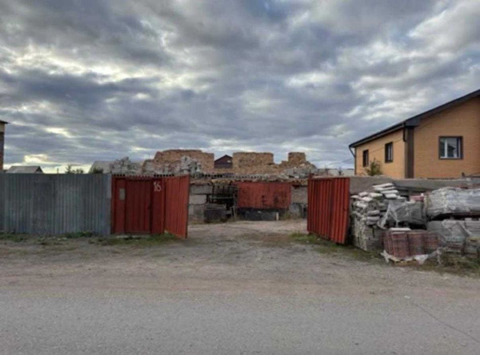 Продаётся 2 дома на одной территории.