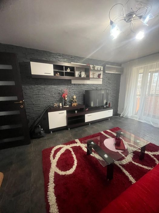 Apartament cu 3 camere , zona Crișan
