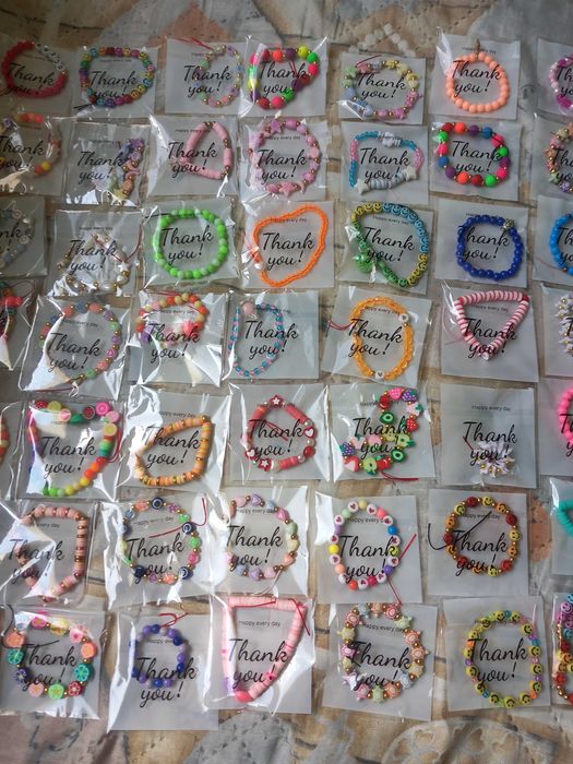 Продавам ръчно изработени гривни от мъниста