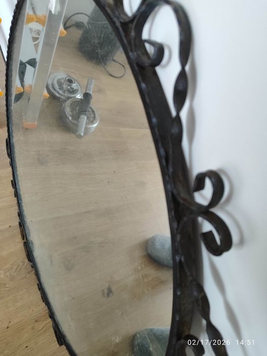 Огледало с желязна рамка