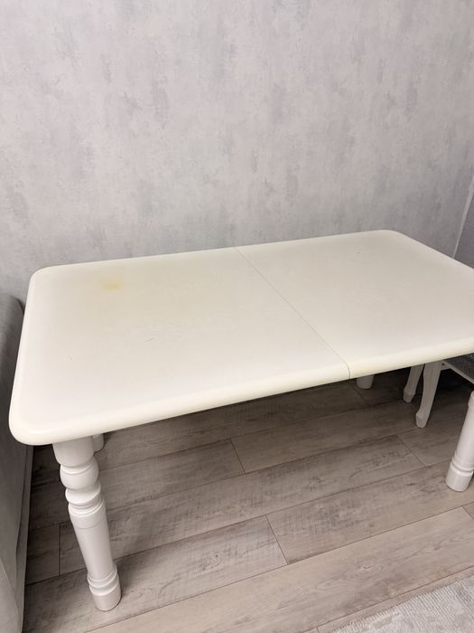 Кухонный хороший стол