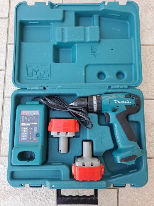 Masina de gaurit Makita 8271D, 2 baterii