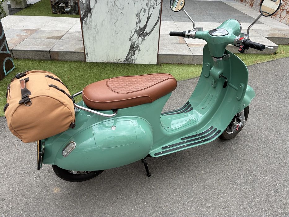 Scuter electric nou,  still Vespa clasic