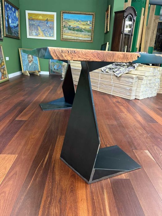 Трапезна маса от Маслина и Епоксидна смола зелена във футуристична форма на плот и основа