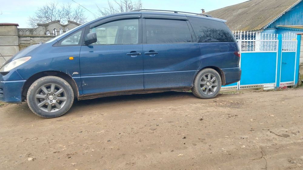 Se vinde mașină Toyota Previa în stare bună de funcționare.