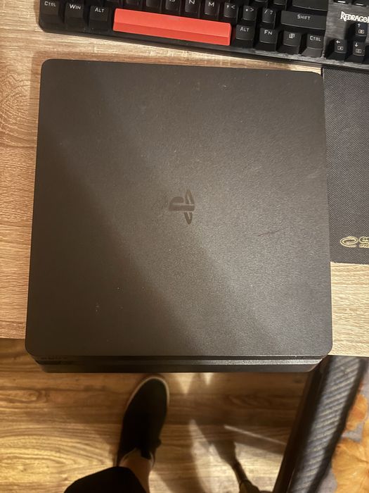 Consolă PS4 Slim 1TB + 2 Manete + Dock Încărcare (Pachet Complet)