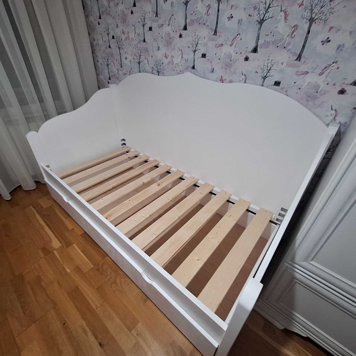 TRANSPORT GRATUIT.Pat din lemn masiv cu spatiu pt.depozitare.Cod 123