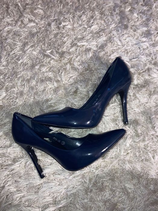 Vând pantofi Stiletto