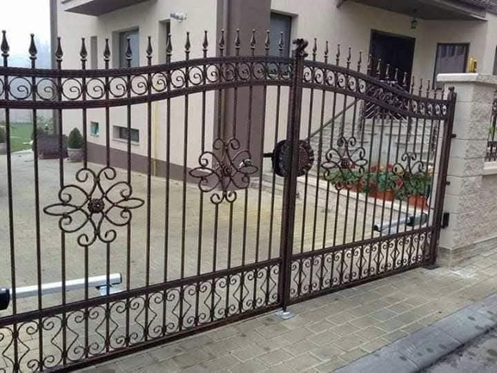 Balustrada, porți, panouri de gard din fier forjat și tablă decupată.