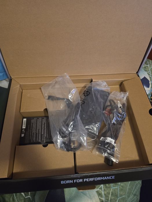 Vand laptop MSI A18 HX A9W cu garanție!