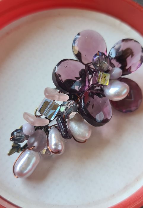 Красива брошка с естествени перли и скъпоценни камъни