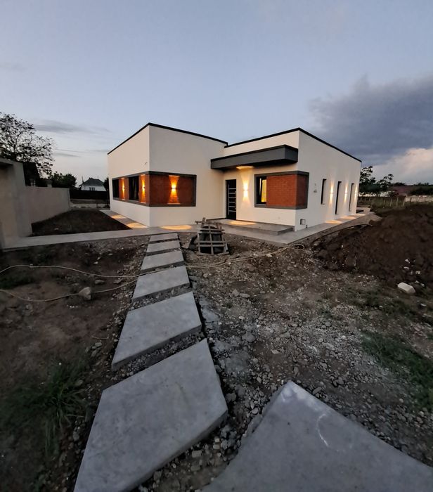 Casă nouă de vânzare