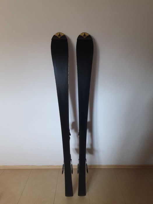 Vând schiuri Atomic 160 cm + Clăpari