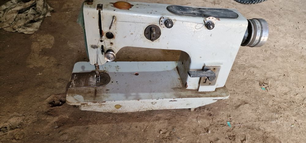 Tikuv mashina ishlaydi