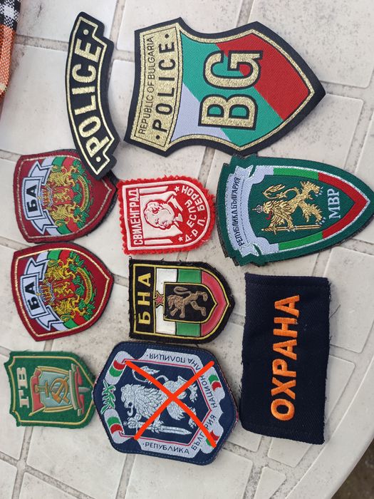 Стари военни фуражки униформи пагони вензели