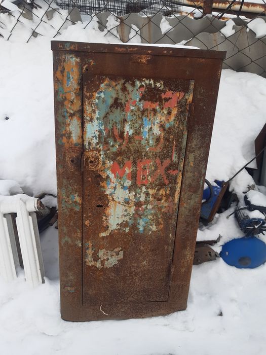 Продам сейф металлический