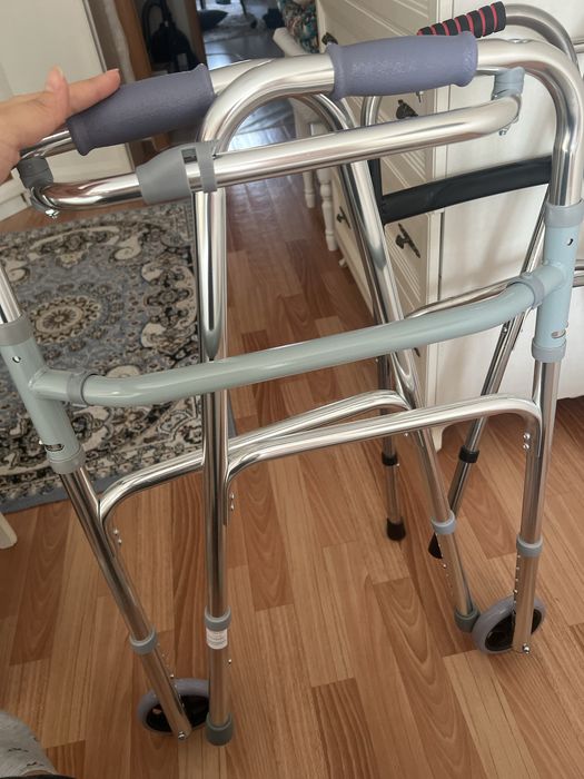 Ходунки вспомогательные.