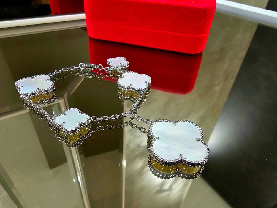 Van Cleef & Arpels VCA White Gold Mother Magic Alhambra Дамска Гривна