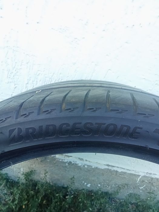 Продам Резину низкопрофильную размер 255/35 r21