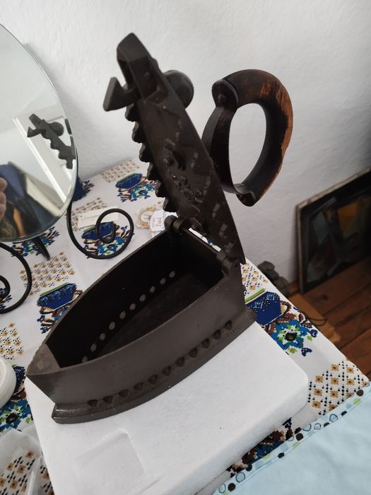 Fier de călcat vechi. Restaurat