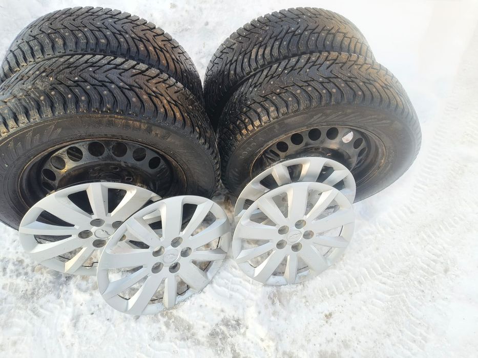 Продам комплект шин Нокиа с дисками на шевроле круз