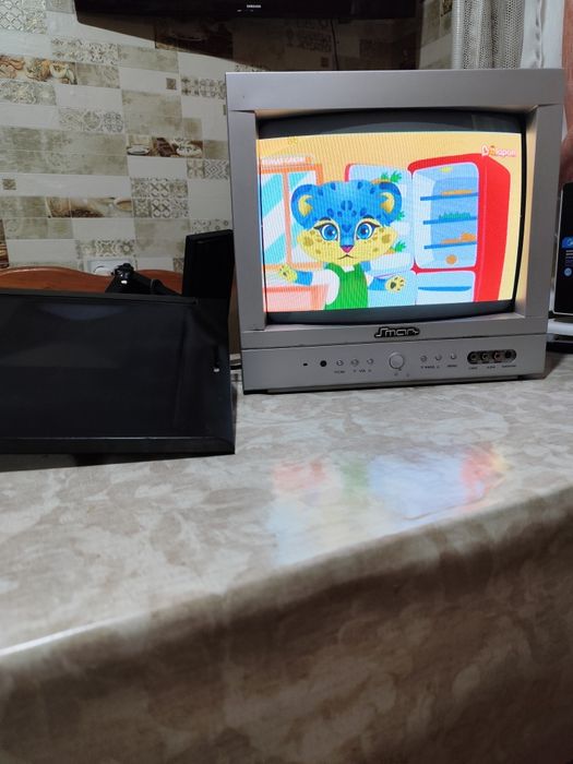 Телевизор с поворотным кронштейном.