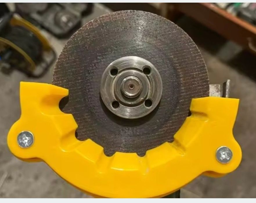 Dispozitiv ascutit burghie folosit pe polizor
unghiular