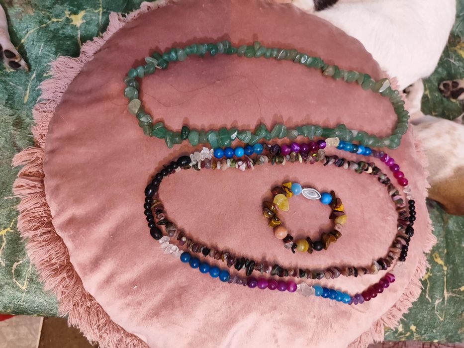 Колиета,гривни    естествен камък размер по поръчка