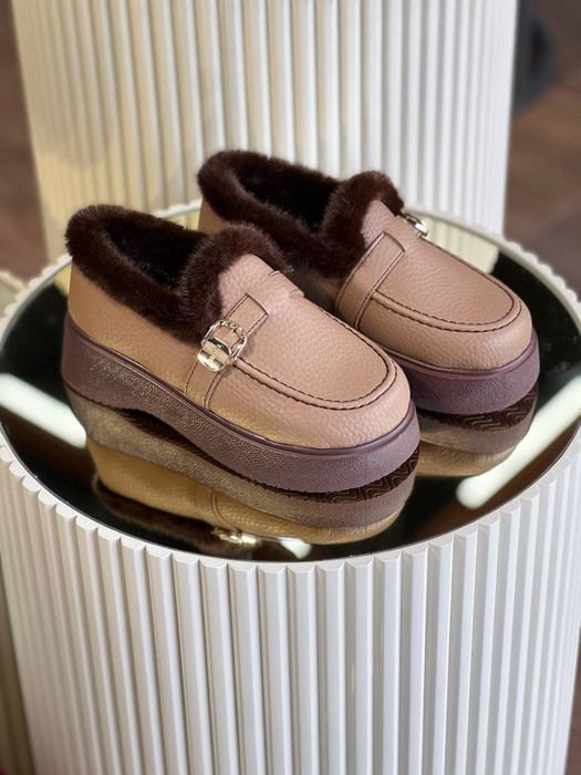 Ayollar qishki oyoq kiyimi.