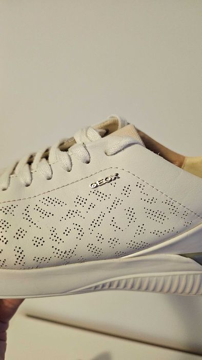 Geox albi, marimea 37 EU, 7 US, 4UK