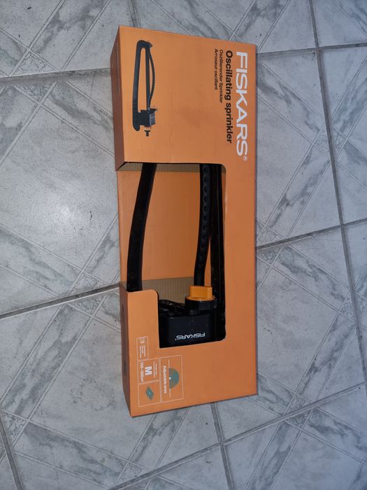 Aspersor oscilat universal