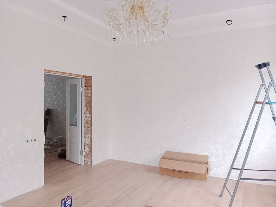 Не дорогая поклейка обоев