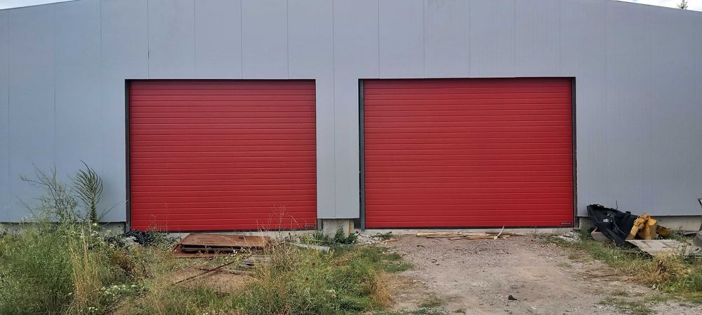 Индустриални секционни врати за халета Хьорман със стъклопакет RAL3000