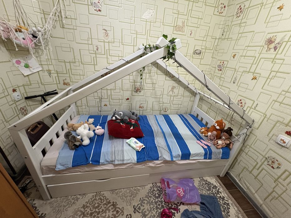 Кровать белая домик