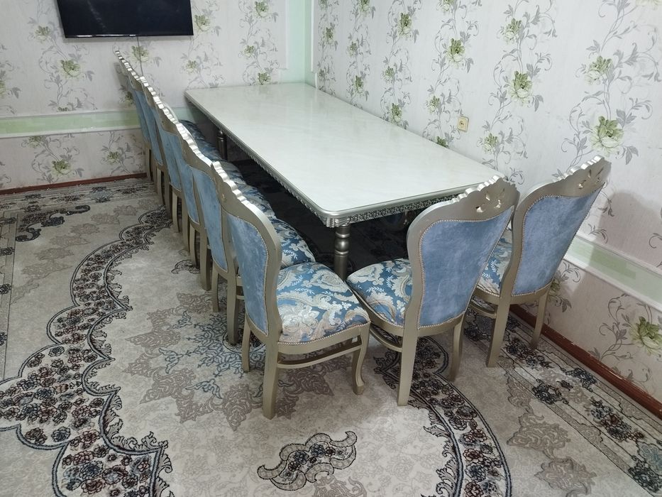 Продаётся стол со стульями в классическом стиле