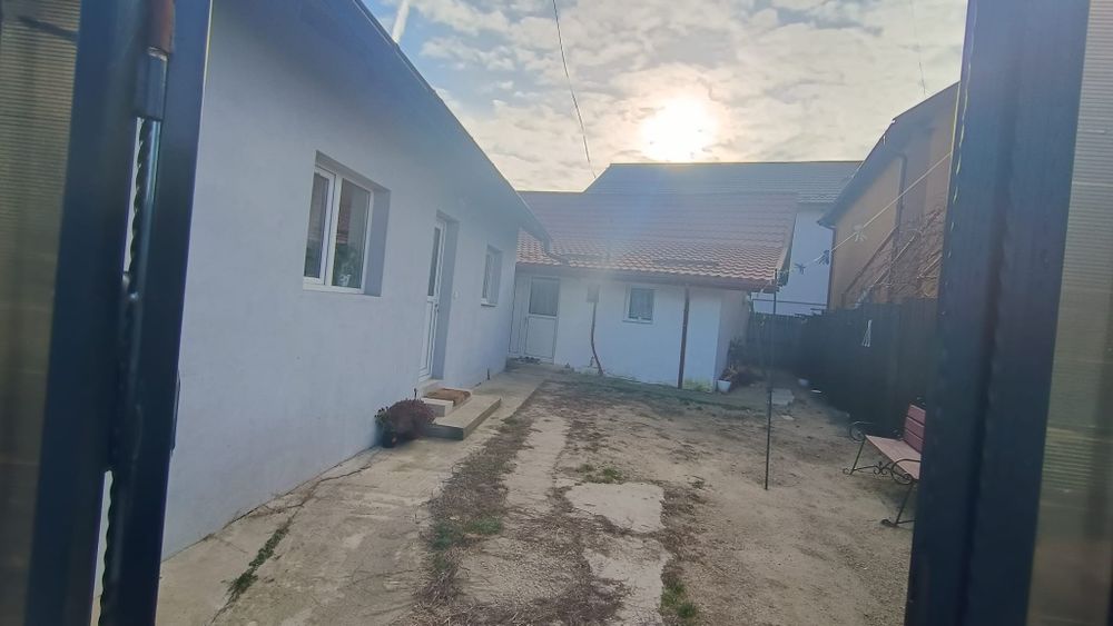Vând casa la intrarea in Smeura,la un  1km de sensul giratoriu Trivale