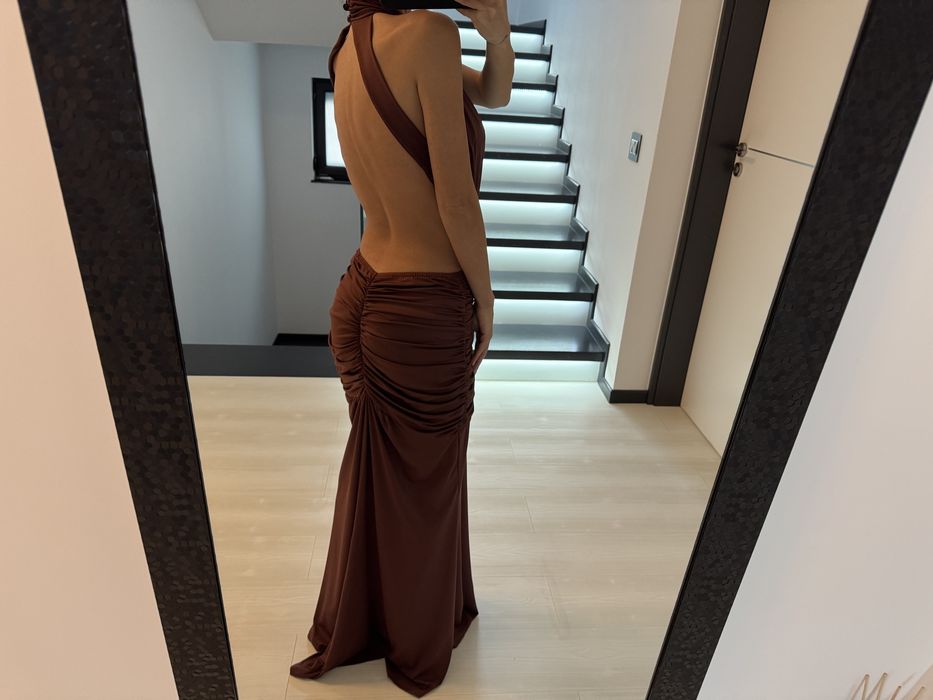 Rochie maro lunga de seara purtata