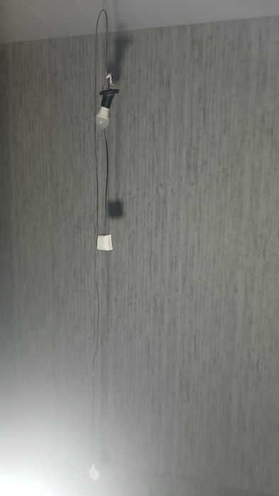 Стелю ламинат. Клею обои самоклеющие виниловые флизилиновые бумажные.