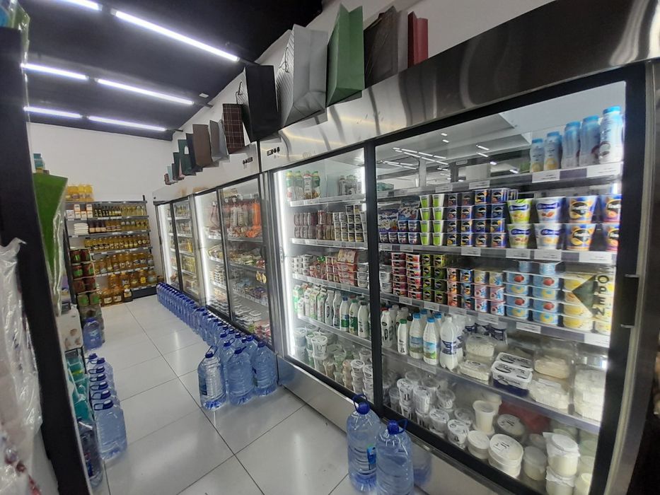 Витрина и холодильник