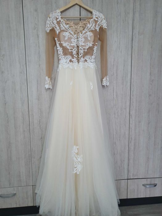 Rochie de mireasa,  voal si crinolina.