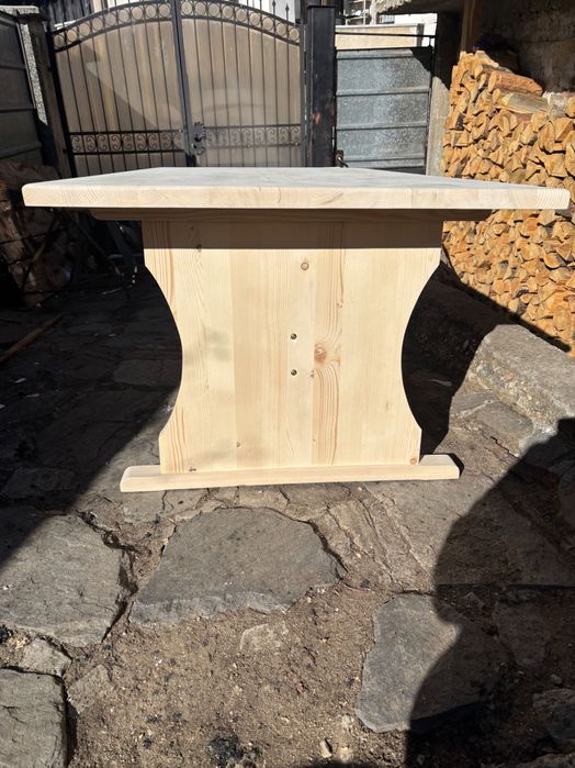 Дървени маси и пейки